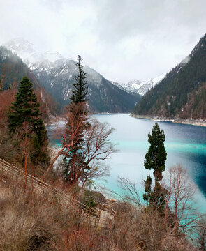 雪山绿水