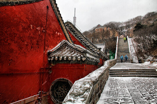 泰山山顶雪景