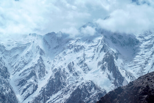 昆仑山脉雪山