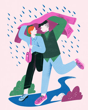 共同披著外套奔跑躲雨的情侶