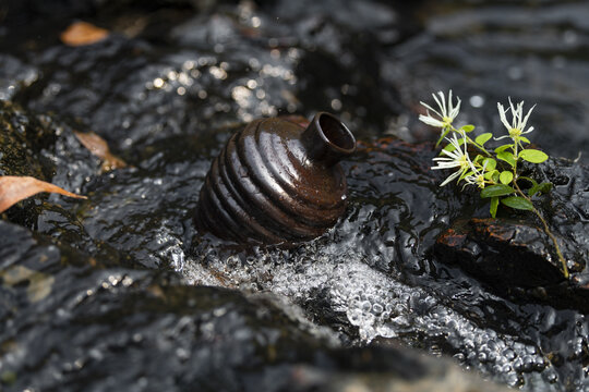 山间溪水里的陶瓷小花瓶