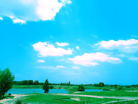 享受夏日蓝色天空