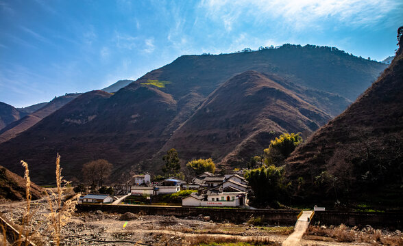 大山中的农庄