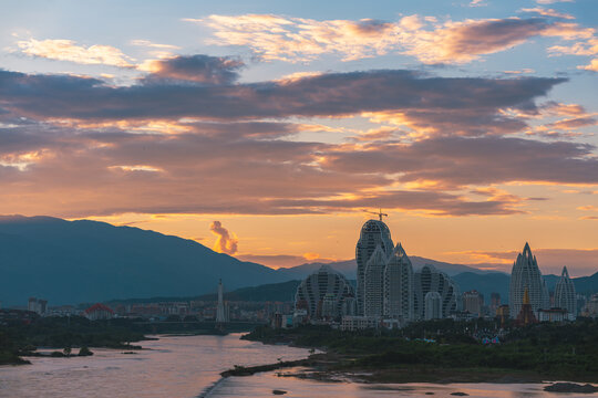 夕阳下的澜沧江和告庄西双景