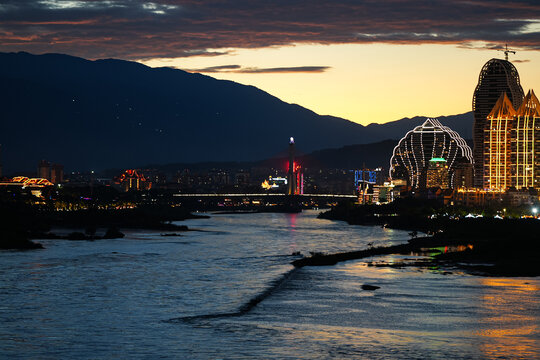 夕阳下的澜沧江和告庄西双景