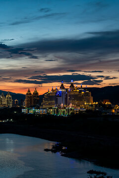 夕阳下的西双版纳告庄西双景