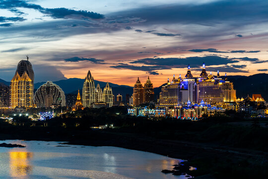 夕阳下的西双版纳告庄西双景