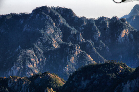 黄山山峦起伏