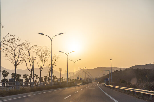 公路上的日落景象