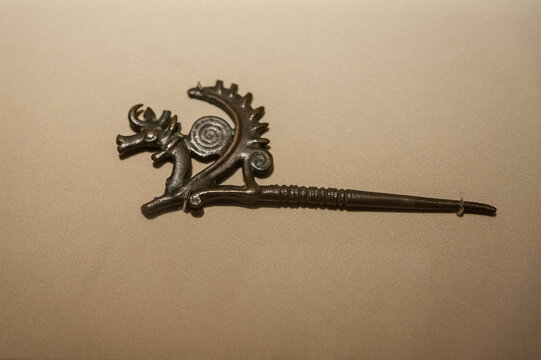 成都博物馆有翼神兽形铜别针