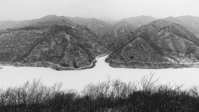 冰雪中的水长城