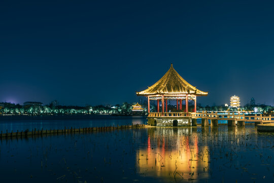 山东济南大明湖九曲亭夜景