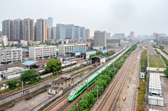 绿巨人动车组驶入长沙城区