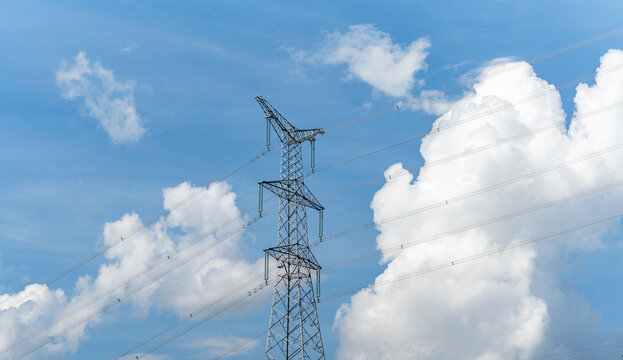蓝天下电力铁塔的低角度视图