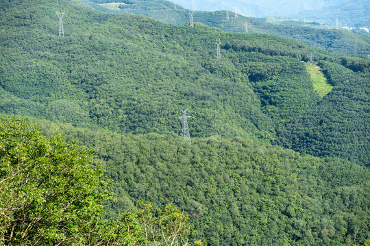 山上电力铁塔的低角度视图