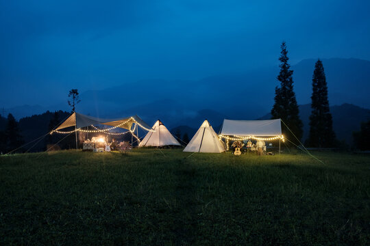 傍晚山野里的户外露营地