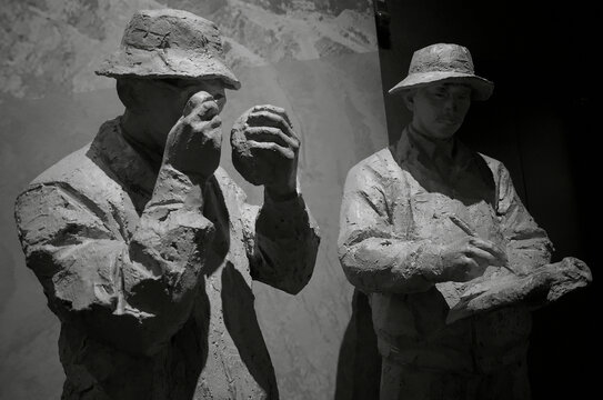 地质工作者人物雕像