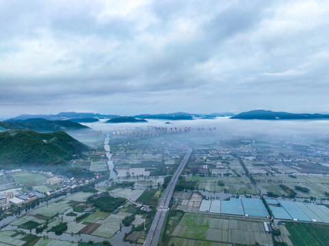 温州平阳云雾下的山与田园村庄