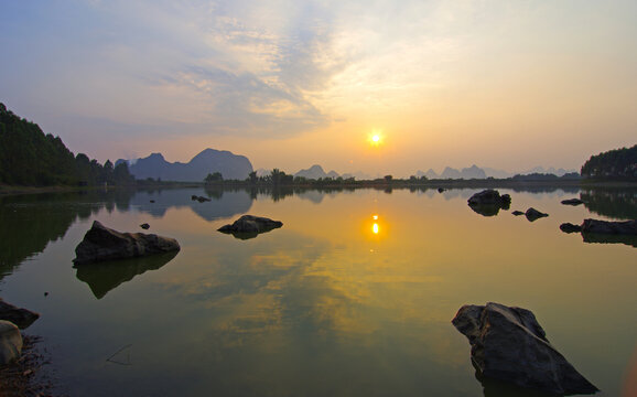 夕阳湖泊山水