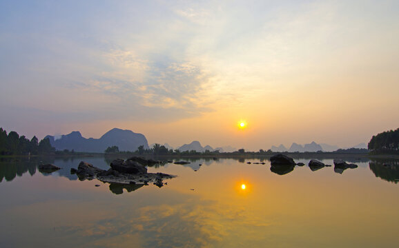 夕阳湖泊山水