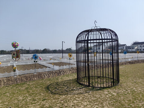 新农村建设田间雕塑腾笼换鸟