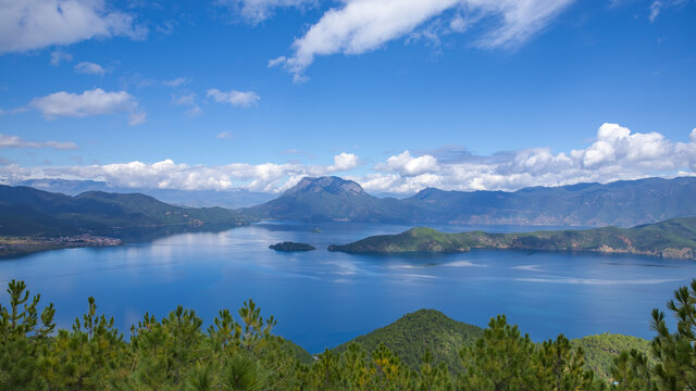 丽江泸沽湖格姆女神山全景