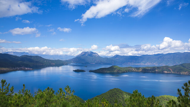 丽江泸沽湖格姆女神山全景