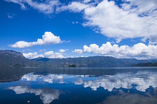 丽江泸沽湖格姆女神山全景