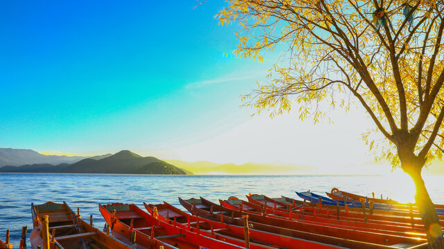 云南丽江泸沽湖秋景