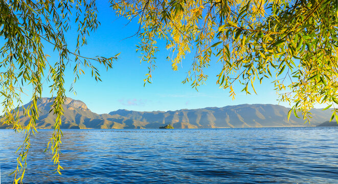 云南丽江泸沽湖秋景