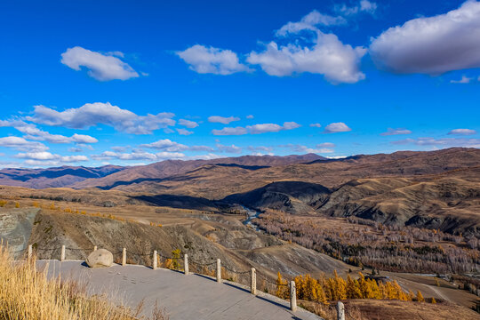 中哈边界大峡谷秋景