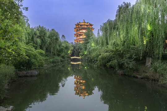 湖岸掩映超然楼图片