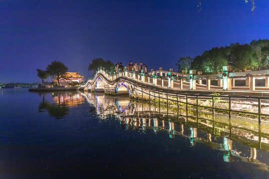 大明湖翠柳屏岛夜景