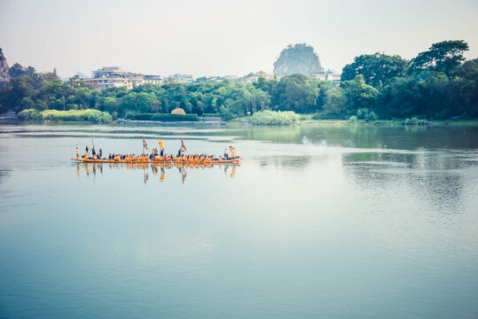 桂林漓江上的龙舟