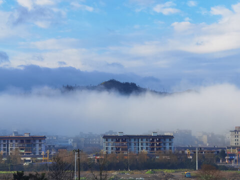 乡村小镇云雾山景图