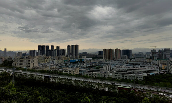 雨后的城市建筑