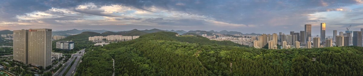 宽幅山景城市建筑群全景图