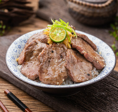 牛肉盖饭