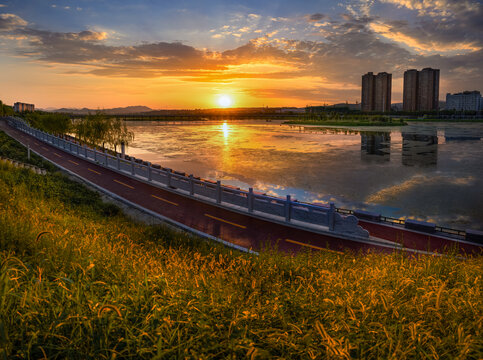 夕阳下的河面