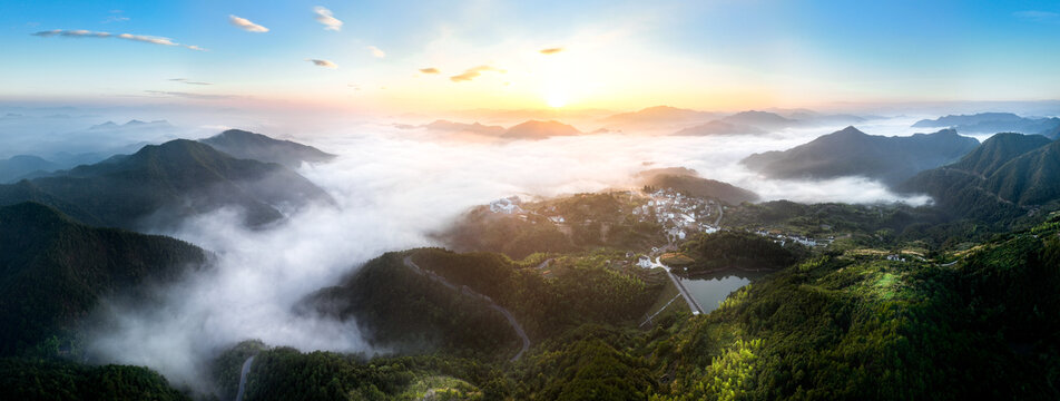 天山村云海日出