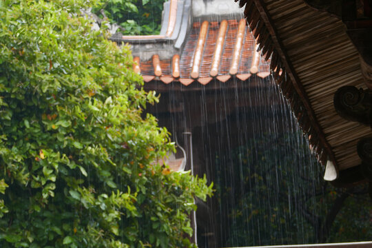 雨中寺庙