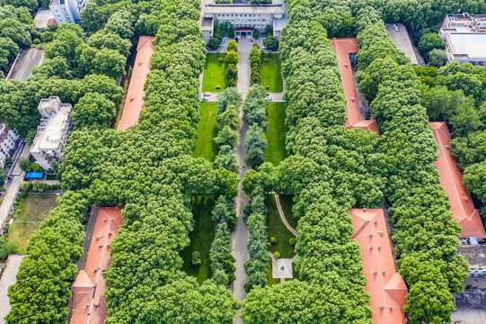 航拍郑州大学南校区绿树成荫