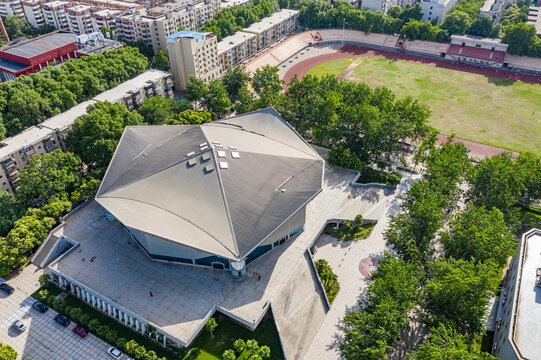 航拍郑州大学南校区校园体育馆