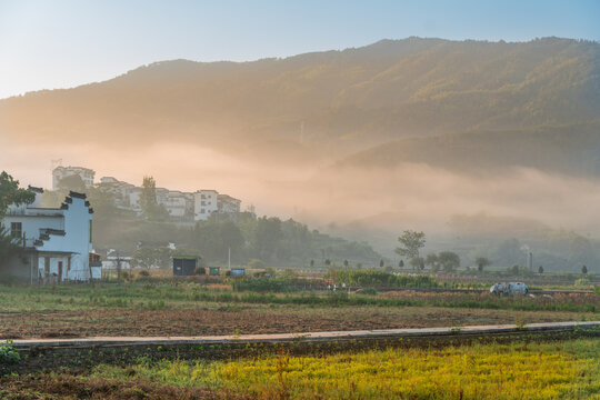 徽州呈坎古村早上的云雾