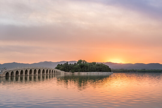 夕阳下的中国北京颐和园