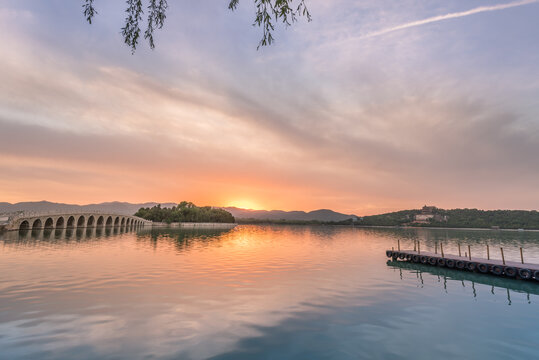 夕阳下的中国北京颐和园