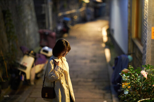 小巷都市夜归人