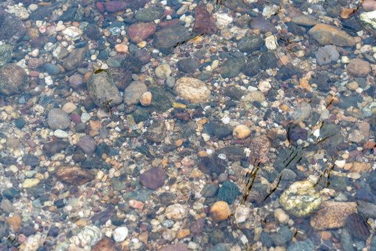 河滩上鹅卵石的全帧拍摄