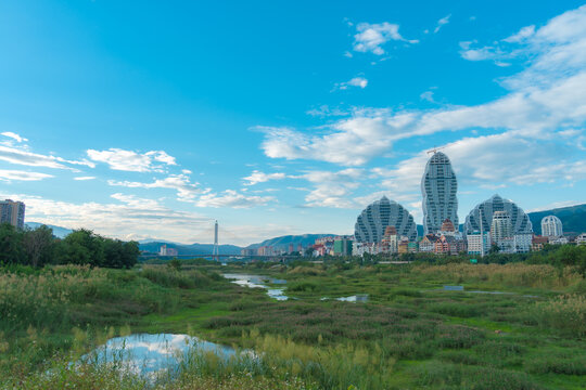 蓝天白云下的景洪市城市风光