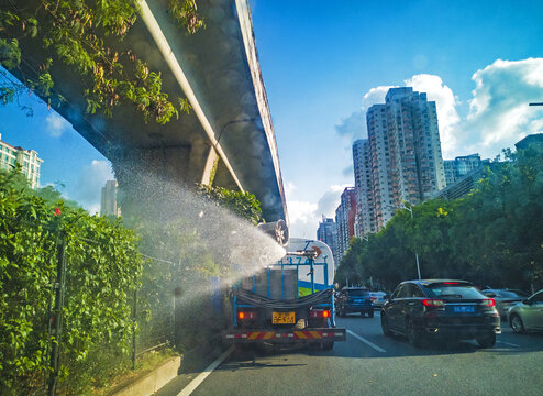 街头洒水车